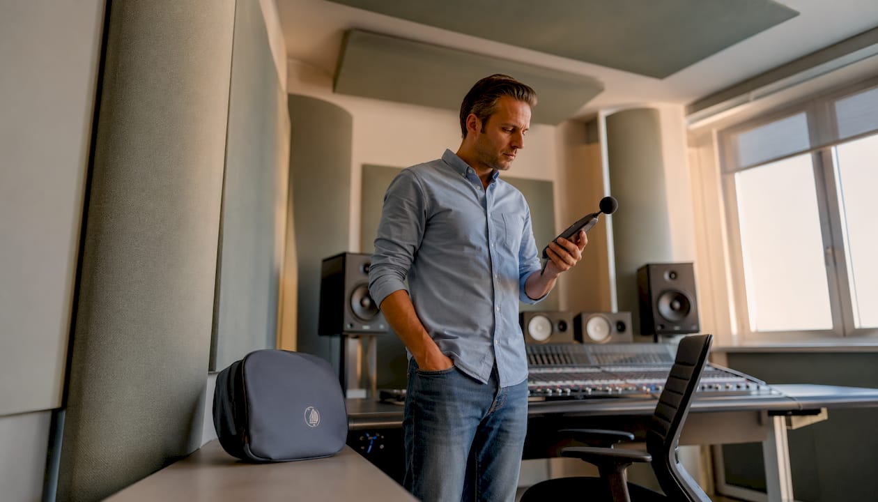 Die Funktion von schallabsorbierendem Material in Ihrem Studio 8 Een inspecteur controleert de geluidsisolatie in de studio.