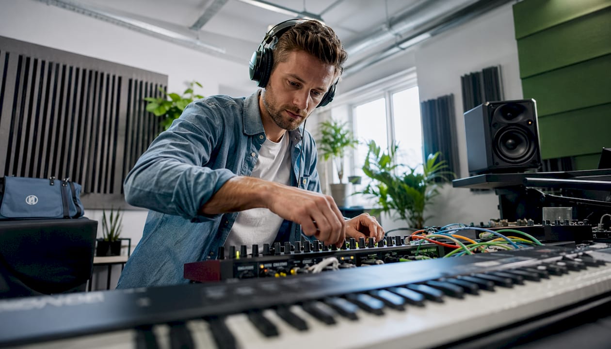 Ab welchen technischen Spezifikationen verfügt man über einen guten Studio-PC? 1 Een geluidstechnicus aan het werk achter zijn computerscherm in de studio.