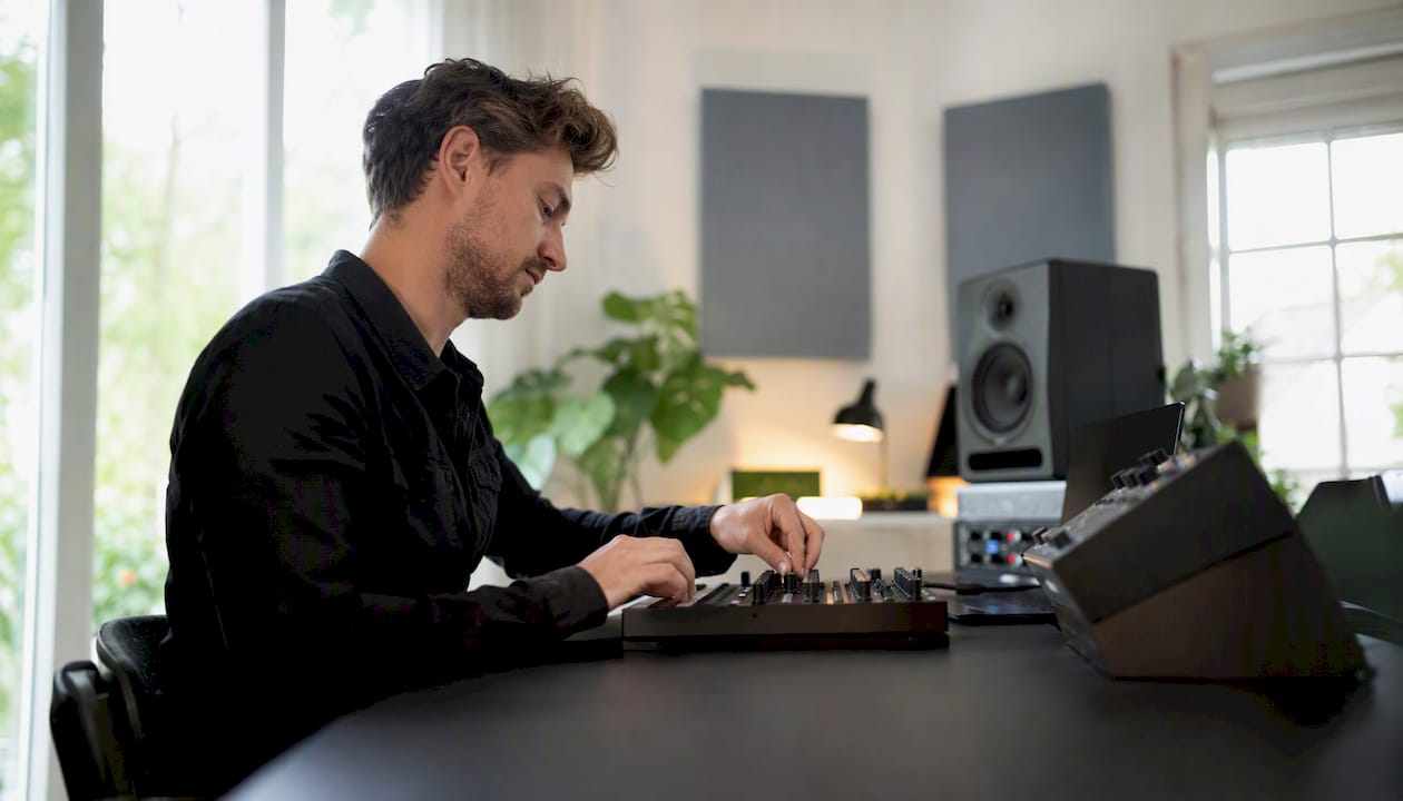 Alternativen zu Bassgorilla.com für Produzenten: die besten DAWs und Plugins 5 Handen bedienen een MIDI-controller en een mengpaneel