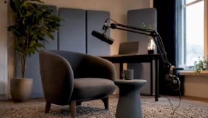 Een professionele podcaststudio ingericht met geluidsabsorberende panelen en hoogwaardige microfoons.