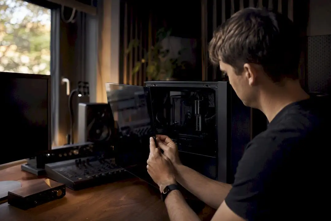 Plugins werden in Ihrer DAW nicht geladen? So machen Sie sie wieder sichtbar 1 Iemand start zijn studio-pc op om problemen met de plugins op te lossen.