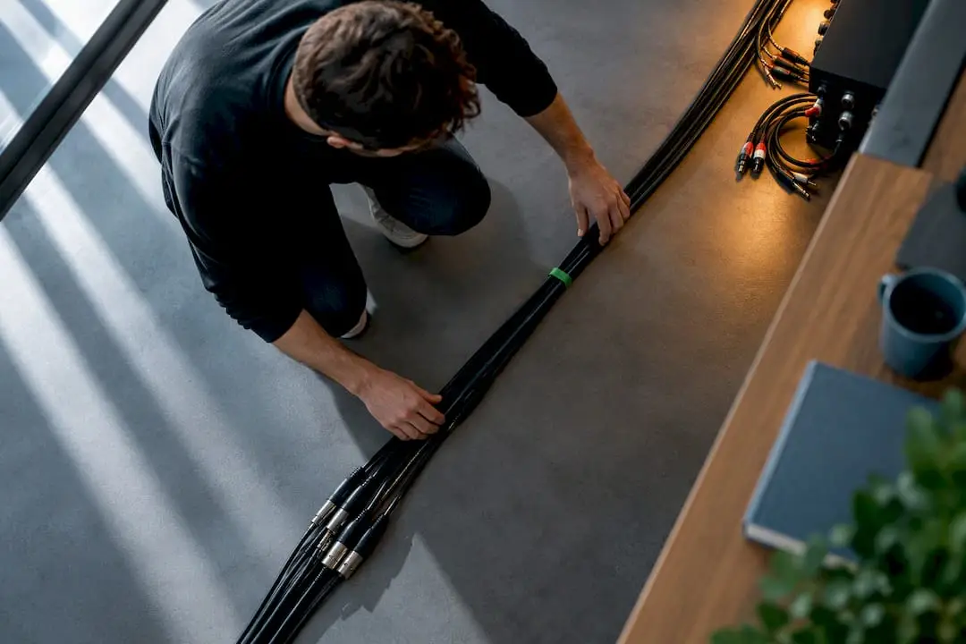 Symmetrische Studiokabel, ordentlich entlang der Geräte verlegt
