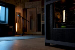 Ein äußerst leiser Studio-PC neben einem akustisch aufgezeichneten Raum