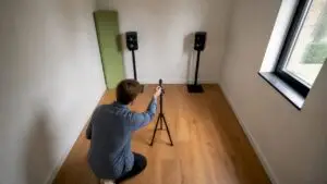 Heimstudio mit Aufnahmemikrofon und Monitorlautsprechern