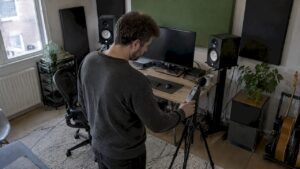 Schallpegelmesser am Hörplatz in einem Heimstudio