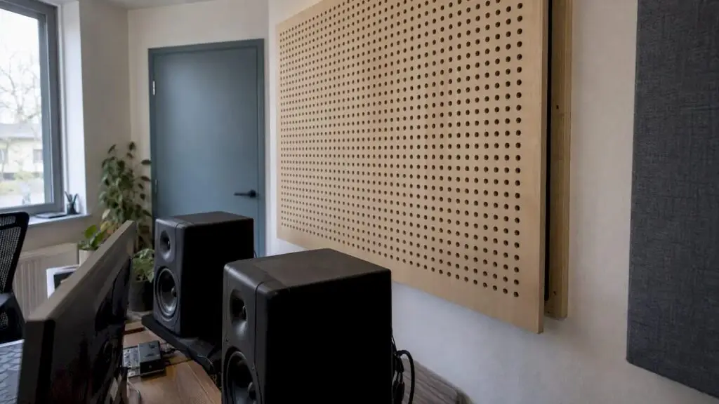 Perforierte Resonanzplatte in einem Heimstudio