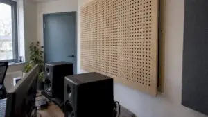 Perforierte Resonanzplatte in einem Heimstudio
