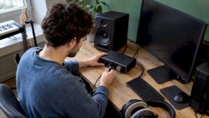 Audio-Interface und USB-Kabel bei der Windows-Diagnose