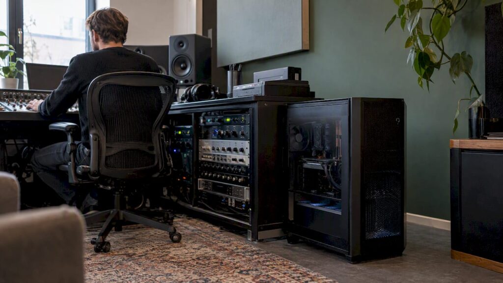 Studio-Computer neben der Audioausrüstung